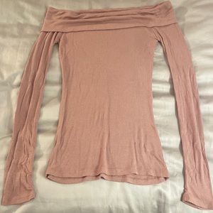 Off the shoulder long sleeved Aeropostale shirt. Size xsmall. Good condition.